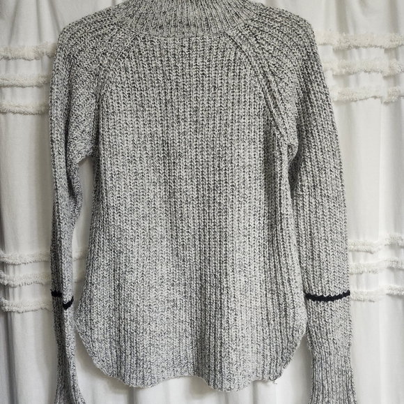 Like new, sweater ✨️ Size small - Picture 9 of 11
